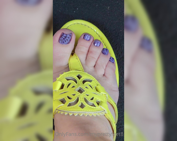 MyPrettyFeet8 aka Myprettyfeet8 OnlyFans - Breaking up the massive pic set with a little in car flipflop toe wiggle