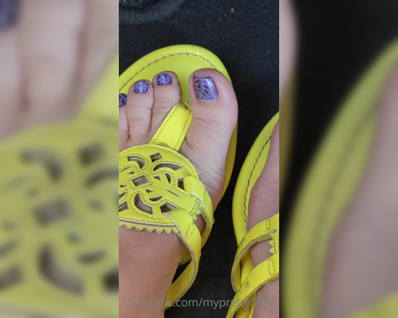 MyPrettyFeet8 aka Myprettyfeet8 OnlyFans - Breaking up the massive pic set with a little in car flipflop toe wiggle