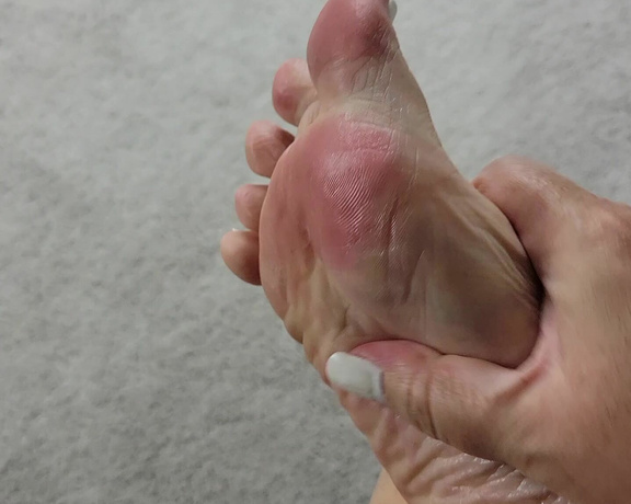 MyPrettyFeet8 aka Myprettyfeet8 OnlyFans - Lotioning my soles and toes for you