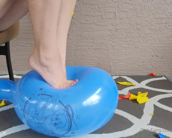 MyPrettyFeet8 aka Myprettyfeet8 OnlyFans - Heres a fun blooper gag reel clip from my balloon custom