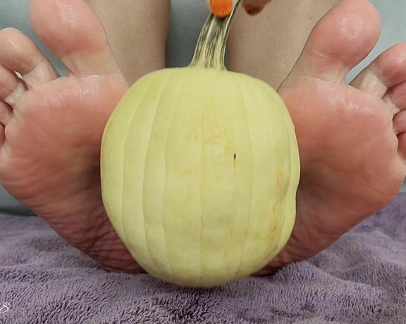 MyPrettyFeet8 aka Myprettyfeet8 OnlyFans - Getting erotic with a pumpkin,oil, and my feet