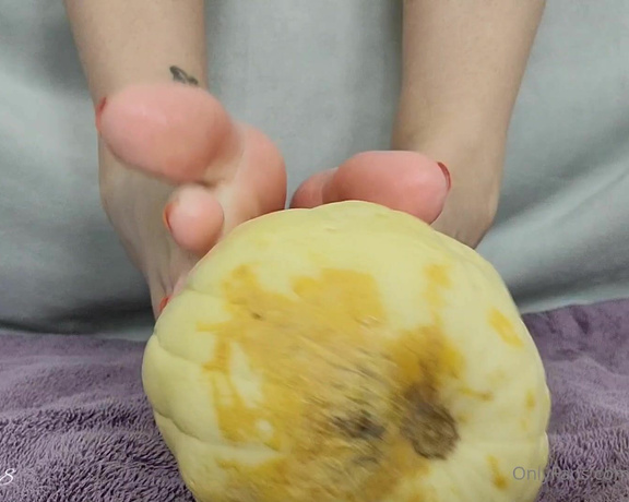 MyPrettyFeet8 aka Myprettyfeet8 OnlyFans - Getting erotic with a pumpkin,oil, and my feet