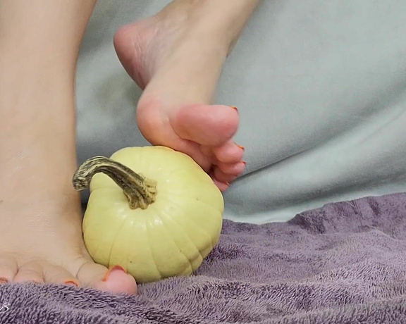 MyPrettyFeet8 aka Myprettyfeet8 OnlyFans - Getting erotic with a pumpkin,oil, and my feet