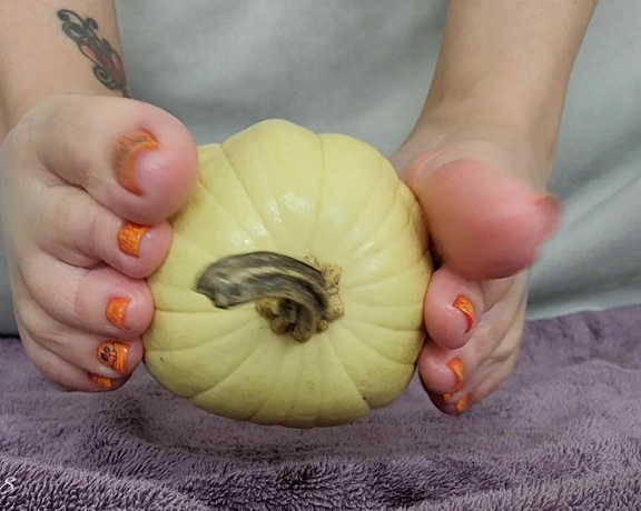 MyPrettyFeet8 aka Myprettyfeet8 OnlyFans - Getting erotic with a pumpkin,oil, and my feet