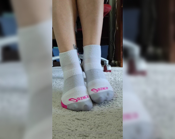 MyPrettyFeet8 aka Myprettyfeet8 OnlyFans - Peeling my sweaty socks off so you can sniff!