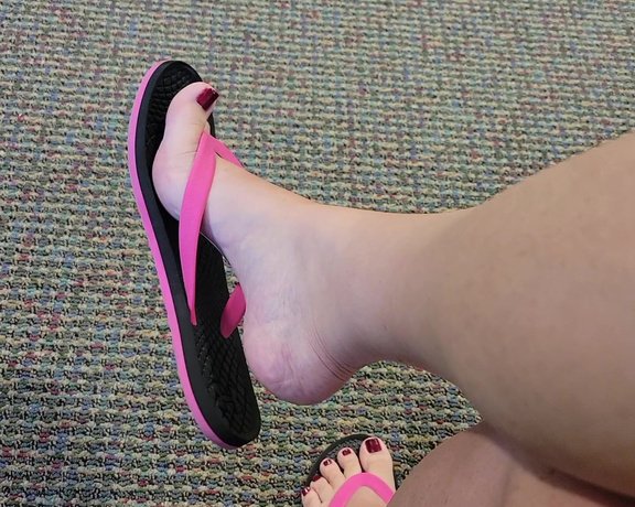 MyPrettyFeet8 aka Myprettyfeet8 OnlyFans - Whoops! Got a sneaky clip!