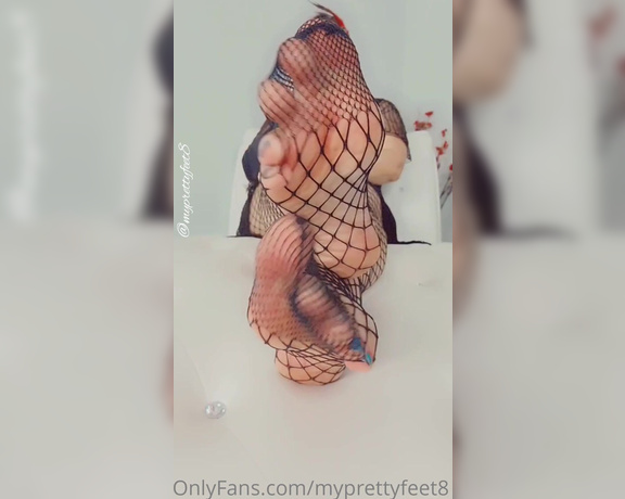 MyPrettyFeet8 aka Myprettyfeet8 OnlyFans - 2 min snapclip of my 20s costume with Fishnets! Tomorrow Im posting more pics and another snapclip