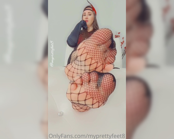 MyPrettyFeet8 aka Myprettyfeet8 OnlyFans - 2 min snapclip of my 20s costume with Fishnets! Tomorrow Im posting more pics and another snapclip