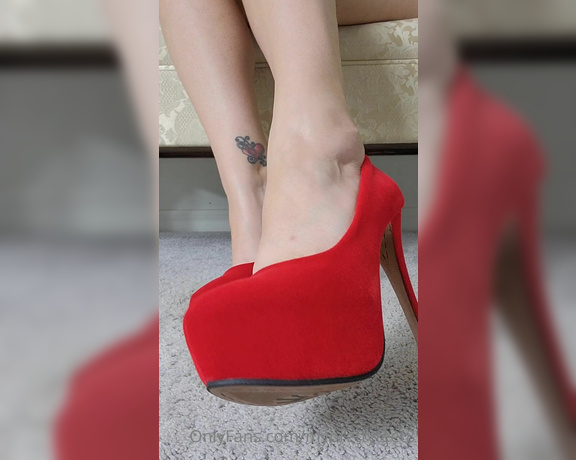 MyPrettyFeet8 aka Myprettyfeet8 OnlyFans - I made a little heel dangle tease for you