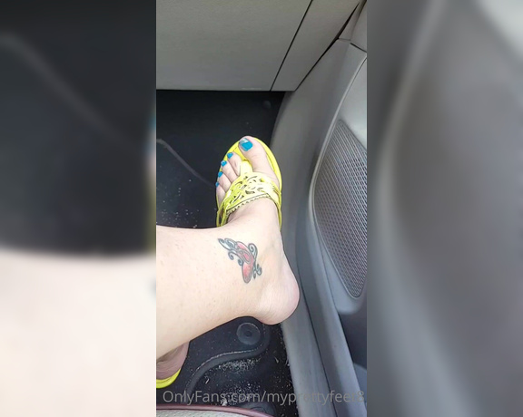 MyPrettyFeet8 aka Myprettyfeet8 OnlyFans - Yellow Sandals really bring out that sparkly blue nail polish