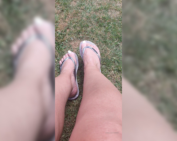 Sarahh_B aka Sarahh_b OnlyFans - Cone play footsie with them flip flops