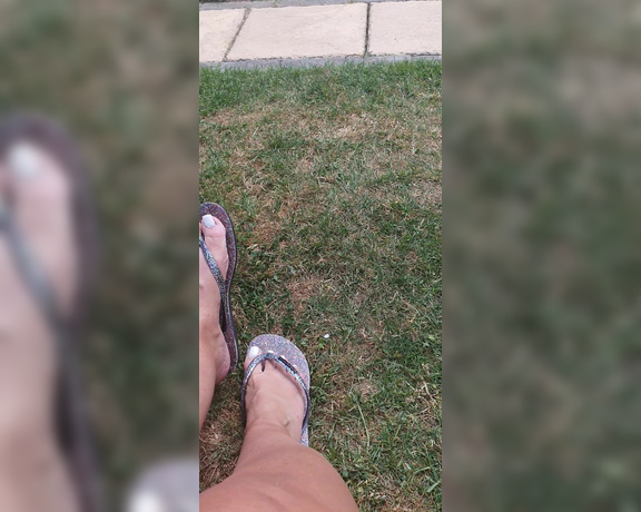 Sarahh_B aka Sarahh_b OnlyFans - Cone play footsie with them flip flops