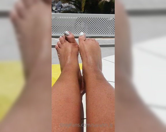 Sarahh_B aka Sarahh_b OnlyFans - Holiday feet…