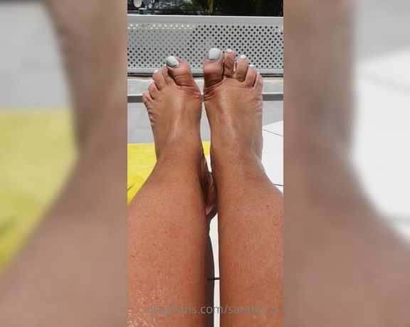 Sarahh_B aka Sarahh_b OnlyFans - Holiday feet…