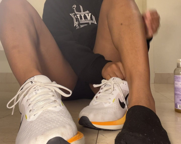 Ri aka Solequeenri OnlyFans - SHOE AND SOCK REMOVAL! And oil! Omg