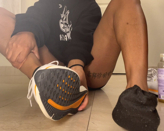 Ri aka Solequeenri OnlyFans - SHOE AND SOCK REMOVAL! And oil! Omg