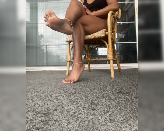 Ri aka Solequeenri OnlyFans - Enjoy 3 minutes of my dangled feet