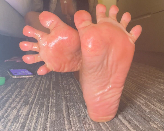 Ri aka Solequeenri OnlyFans - Pov I’m telling you how I’m gonna bust your balls with my pretty feet