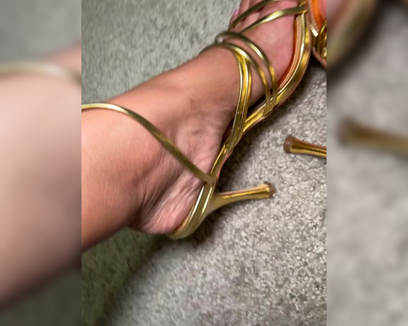 Ri aka Solequeenri OnlyFans - Little tease joi in my sexy gold heels