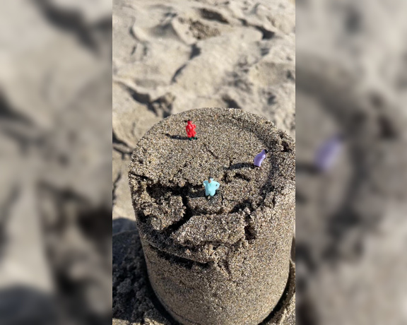 ManyVids - Queenstarb - Giantess walking through sand castle