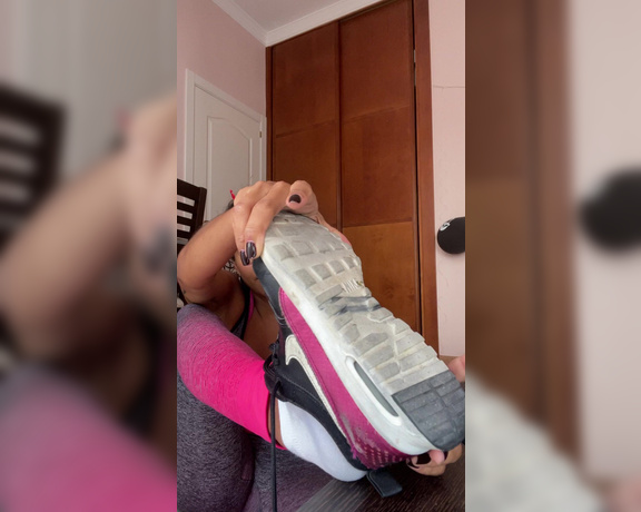 ManyVids - Queenstarb - SMELLY FEET