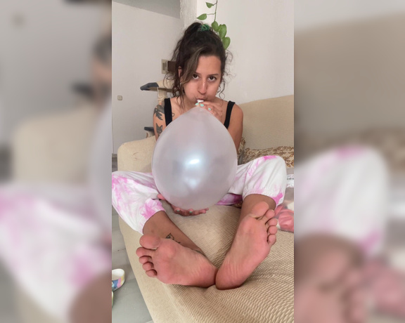 ManyVids - Queenstarb - Blowing up balloons