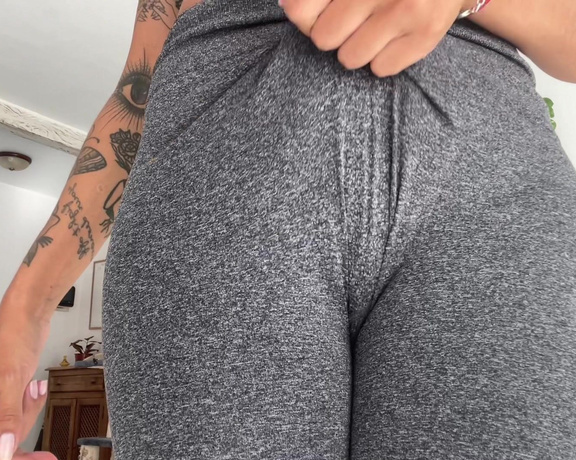 ManyVids - Queenstarb - Youre weak for my sweaty body