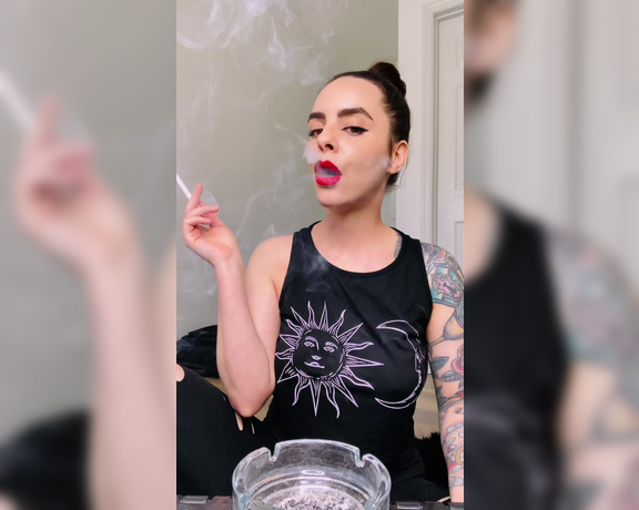 ManyVids - Dani Lynn - Dani Lynn Smoking Marlboro 100s