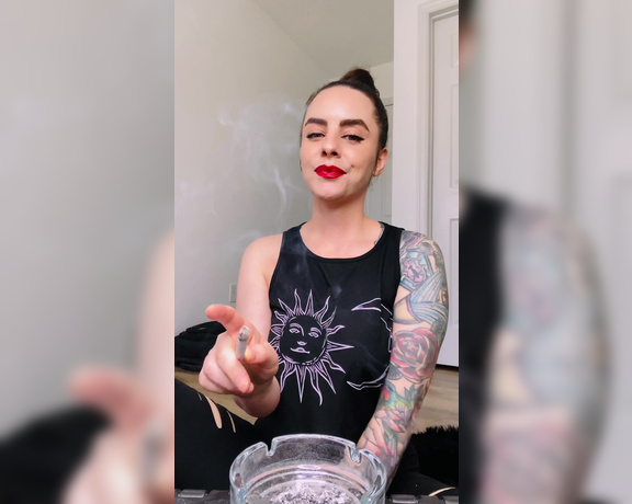 ManyVids - Dani Lynn - Dani Lynn Smoking Marlboro 100s