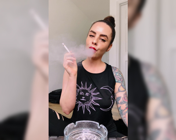 ManyVids - Dani Lynn - Dani Lynn Smoking Marlboro 100s