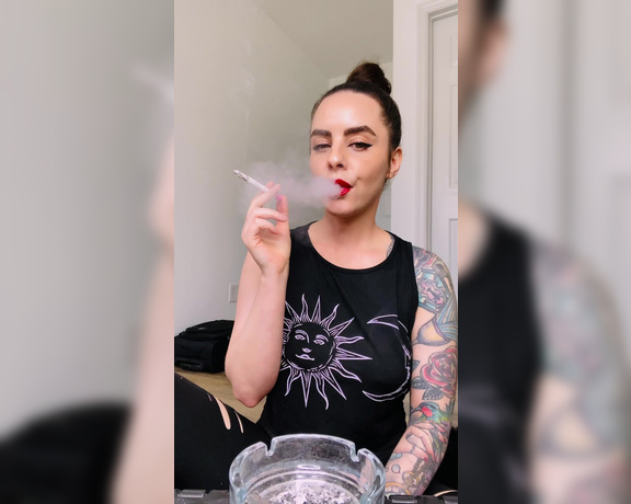 ManyVids - Dani Lynn - Dani Lynn Smoking Marlboro 100s