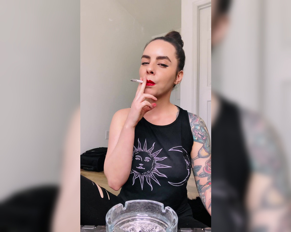 ManyVids - Dani Lynn - Dani Lynn Smoking Marlboro 100s