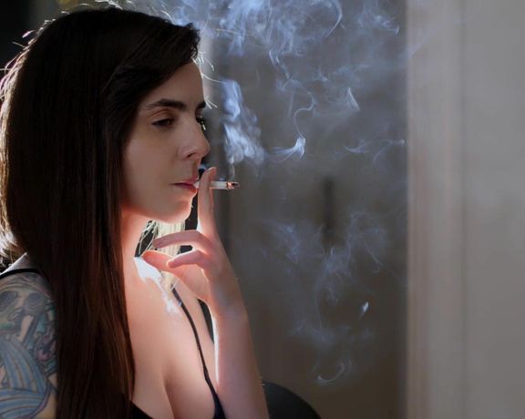 ManyVids - Dani Lynn - Chain Smoking Two Marlboro Gold 100s