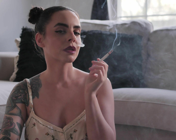 ManyVids - Dani Lynn - Smoking 100s in Natural Light