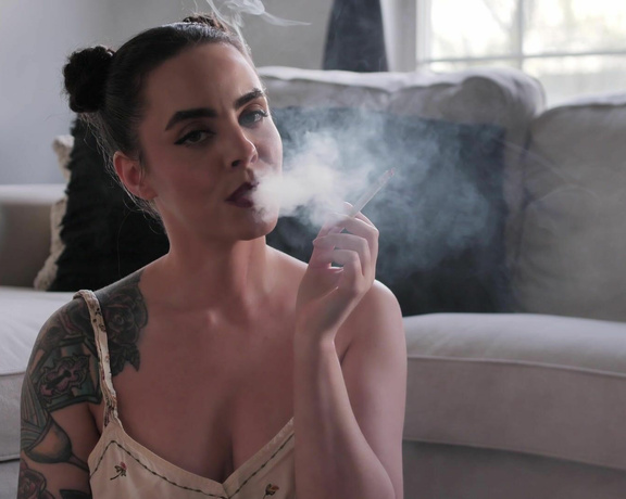 ManyVids - Dani Lynn - Smoking 100s in Natural Light