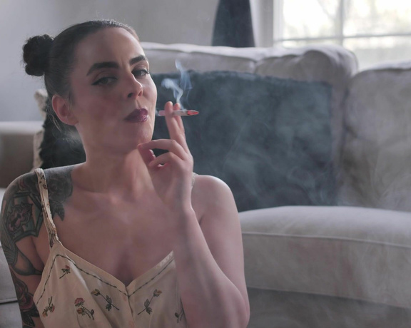 ManyVids - Dani Lynn - Smoking 100s in Natural Light