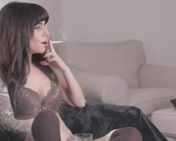 ManyVids - Dani Lynn - Smoking 120s on Couch