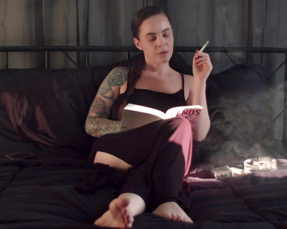 ManyVids - Dani Lynn - Smoking and Reading Barefoot