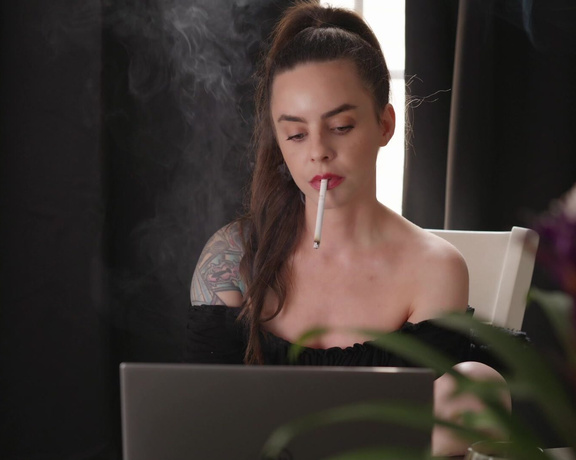 ManyVids - Dani Lynn - Smoking and Working on Laptop