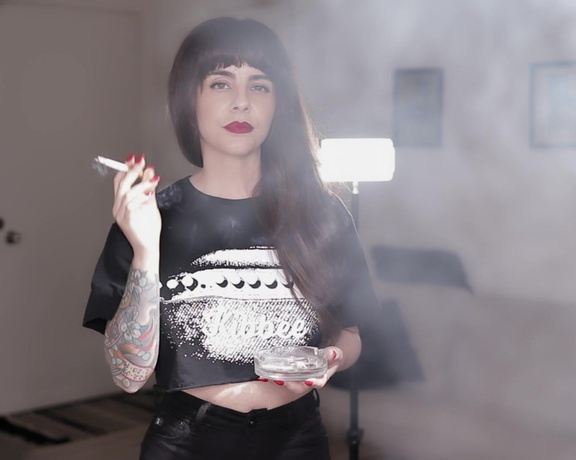 ManyVids - Dani Lynn - Smoking Cork in Cut Off T Shirt