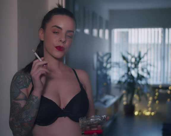 ManyVids - Dani Lynn - Smoking In Bra At Sunset