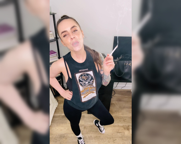 ManyVids - Dani Lynn - Smoking in Converse