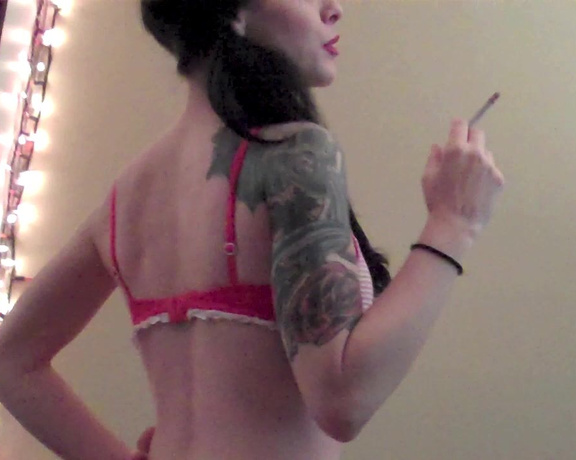 ManyVids - Dani Lynn - Smoking in Red and White Bra