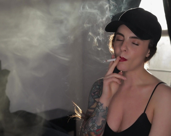 ManyVids - Dani Lynn - Smoking in Natural Sunlight