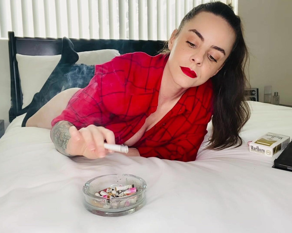 ManyVids - Dani Lynn - Smoking Marlboro Gold 100s In Bed