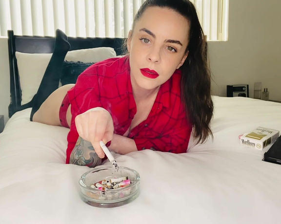 ManyVids - Dani Lynn - Smoking Marlboro Gold 100s In Bed