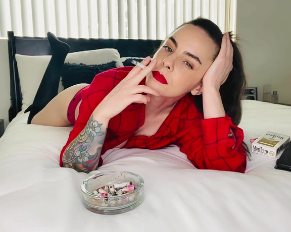 ManyVids - Dani Lynn - Smoking Marlboro Gold 100s In Bed