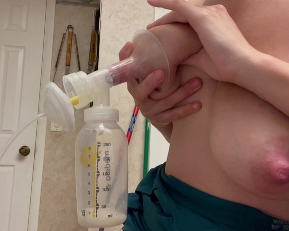 ManyVids - Bumpinbaccas - Pumping 4 oz and then swallowing it