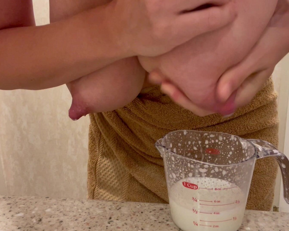 ManyVids - Bumpinbaccas - Hand expressing 34 cup of milk