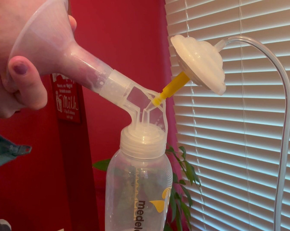 ManyVids - Bumpinbaccas - Pumping and swallowing 8 oz of breastmilk